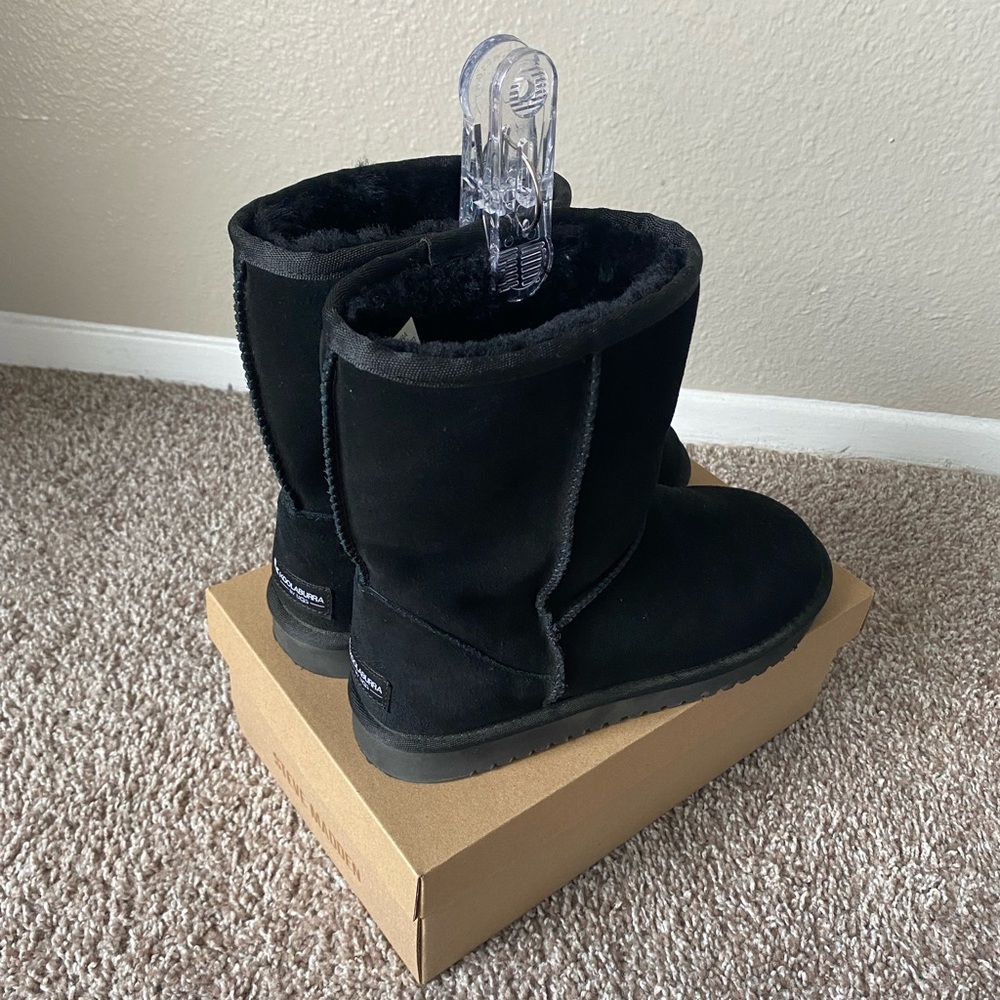 Black faux fur interior comfort boots